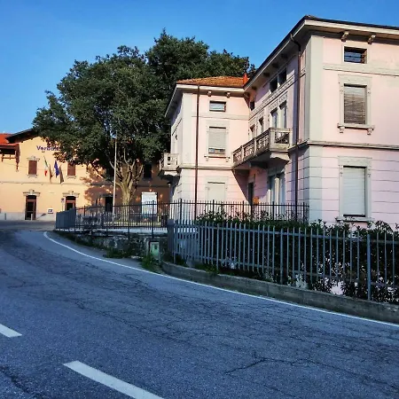 Tra La Stazione E Il Lago *
